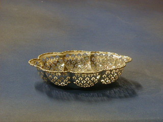 An oval pierced silver dish, Birmingham 1925, 8", 3 ozs