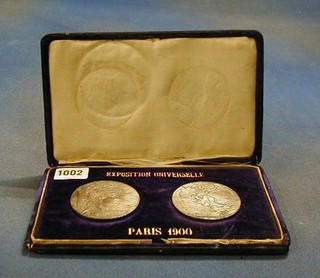 A pair of "silver" medallion to the French 1900 Exposition Universelle 1900, cased