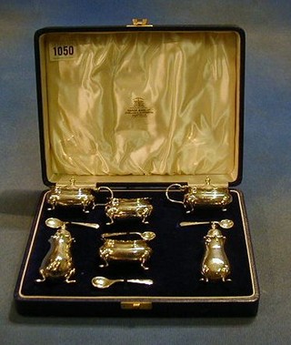 A silver 6 piece condiment set comprising 2 salts, 2 pepperettes, 2 mustard pots and 4 salt spoons Birmingham 1937 by Hardy Bros. contained in a presentation case 6 ozs