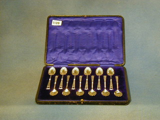 A set of 12 Edwardian silver tea spoons with shell bowls and pierced stems 6 ozs