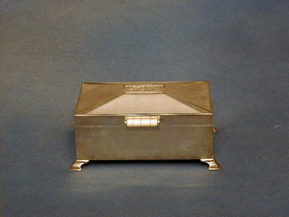 An Art Deco silver cigarette box with hinged lid and engine turned decoration on ogee bracket feet Birmingham 1939, 5"