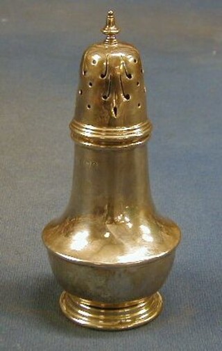 A silver Georgian style sugar castor, Birmingham 1913, 2 ozs