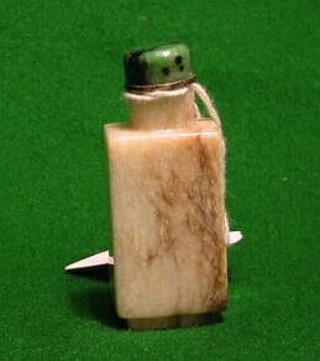 A 19th/20th Century green hardstone snuff bottle and stopper 3"