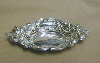 An Edwardian oval pierced silver pin tray, Birmingham 1901 5"