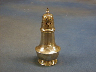 A silver Georgian style sugar castor, Birmingham 1913, 2 ozs