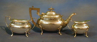 A 3 piece silver tea service viz: teapot, twi handled sugar bowl and cream jug, raised on 4 trifid supports, Sheffield 1916, 40 ozs