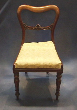 A set of 4 Victorian mahogany spoon back dining chairs on turned supports