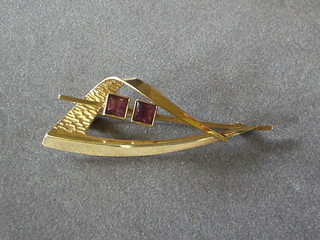 An 18ct gold brooch set 2 square cut amethysts