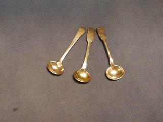 2 Georgian fiddle pattern mustard spoons and an Old English pattern mustard spoon