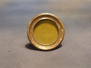 A circular silver easel photograph frame, Birmingham 1919 4"