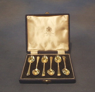 A set of 6 silver gilt coffee spoons, Sheffield 1959 by Mappin & Webb, cased