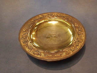 A silver gilt pedestal bowl, the rim with cast vinery decoration, on a circular base, London 1917, 10" 32 ozs inscribed