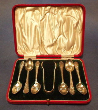 A set of 6 Edwardian silver tea spoons and matching tongs, Sheffield 1904 4 ozs