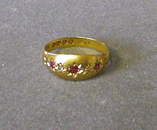 A Victorian 18ct gold dress ring set 3 rubies and 2 diamonds