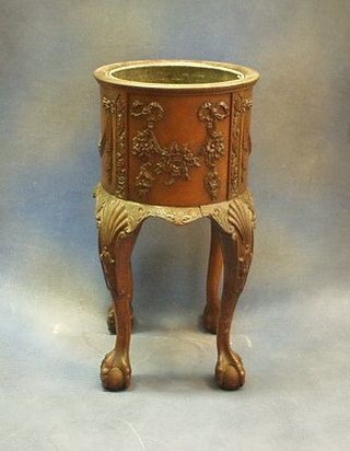 An Edwardian circular mahogany Chippendale style jardiniere stand with zinc liner and carved decoration, raised on cabriole ball and claw supports 14"