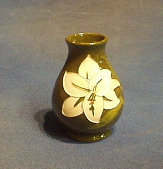 A Moorcroft Bermuda Lily pattern vase, base impressed Moorcroft, 4"