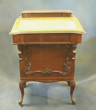 An Edwardian Davenport desk with hinged lid and stationery box to the back fitted 3 long drawers, raised on cabriole supports 22"