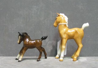 A Beswick figure of a Palomino foal 5" and a bay foal 3"