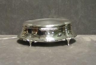 An Edwardian shaped silver trinket box with engine turned decoration and hinged lid raised on 4 trifid supports, Birmingham 1910, 6"