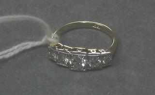 A lady's 5 stone diamond engagement ring (approx 1.02 ct)
