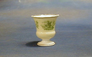 A Chamberlain & Garrett late Spode porcelain egg cup with green transfer decoration 1833-38, 3"