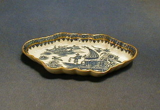 A "Dr Wall" period Worcester blue and white Willow pattern shaped nut dish with gilt banding 6"