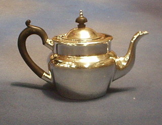 An Edwardian plain silver bachelor's teapot, Sheffield 1910, 10 ozs