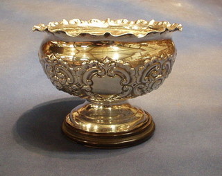 An Edwardian circular embossed silver bowl, Sheffield 1904, 13 ozs