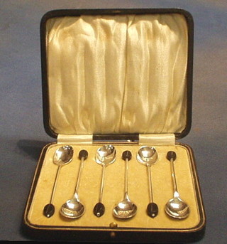 A set of 6 silver bean end coffee spoons, Sheffield 1920, cased