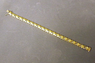 A foreign gold bracelet 8"