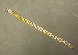 A lady's foreign gold bracelet 8"