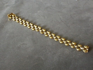 A lady's gold bracelet 7"