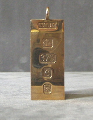 A 9ct gold ingot pendant