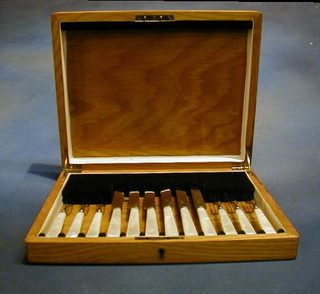 A set of 6 fruit knives with stainless steel blades and mother of pearl handles, in an oak canteen box 