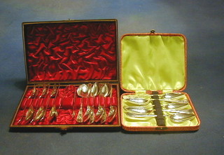 A set of 12 Victorian silver plated tea spoons and tongs and a set of 5 silver plated grapefruit spoons case