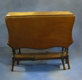 A Victorian mahogany Sutherland table raised on turned supports 27"