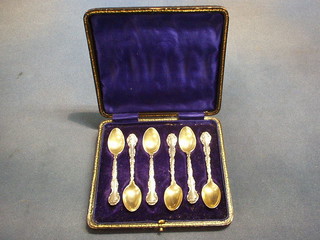 A set of 6 Continental silver coffee spoons with silver bowl, marked 925, cased