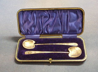 A pair of Edwardian silver jam spoons, Sheffield 1908, cased