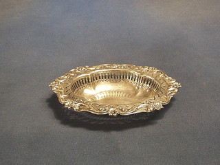 An Edwardian pierced and embossed silver bowl London 1905 6 1/2", 2 ozs