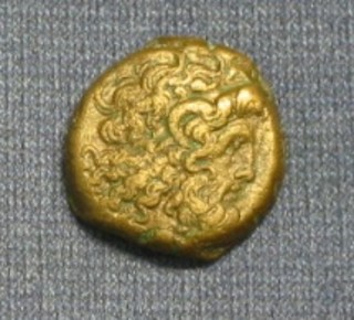 An ancient bronze coin decorated 2 "eagles"