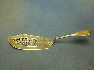 A Victorian pierced silver fiddle pattern fish slice, London 1840 4 ozs