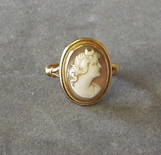 A Victorian gold shell carved cameo dress ring