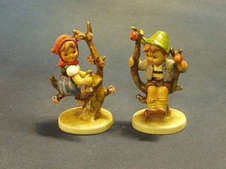 A pair of Hummel figures (1f)