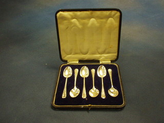 A set of 6 Edwardian silver spoons, Sheffield 1909, cased