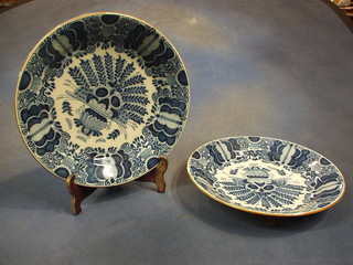 A pair of circular Delft pottery plates decorated vase of flowers, the reverse marked Makkum, 11 