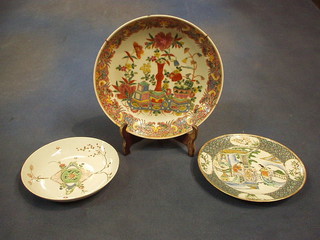 An Oriental famille vert porcelain bowl decorated vase and flowers 10" (f), a circular plate 8", an Oriental porcelain plate 7"