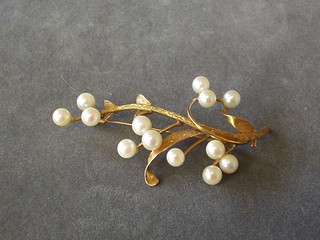 A lady's 14ct gold spray brooch set pearls