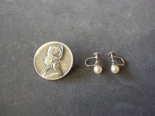 A pair of simulated pearl earrings and a silver brooch (f)