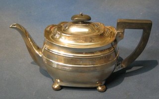 A Georgian style silver teapot, raised on 4 bun feet, Sheffield 1918, 18 ozs