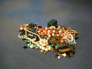 A collection of miscellaneous costume jewellery